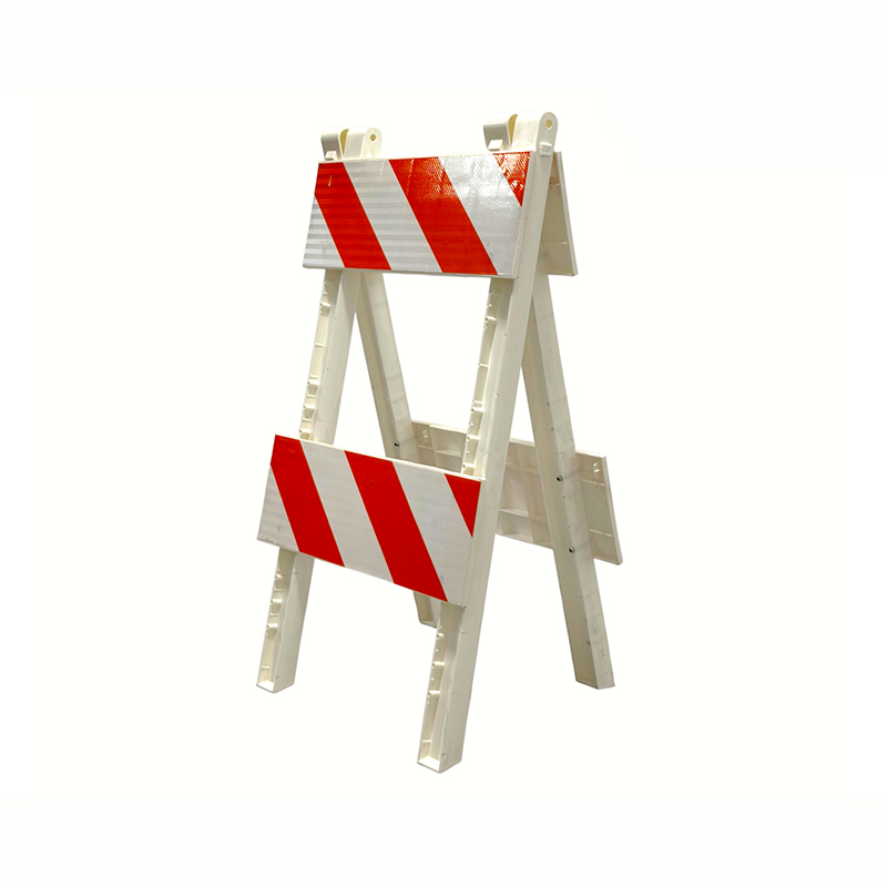 Barricata stradale in plastica con struttura ad A e pannelli riflettenti di livello tecnico Barricata stradale in plastica con struttura ad A e pannelli riflettenti di livello tecnico