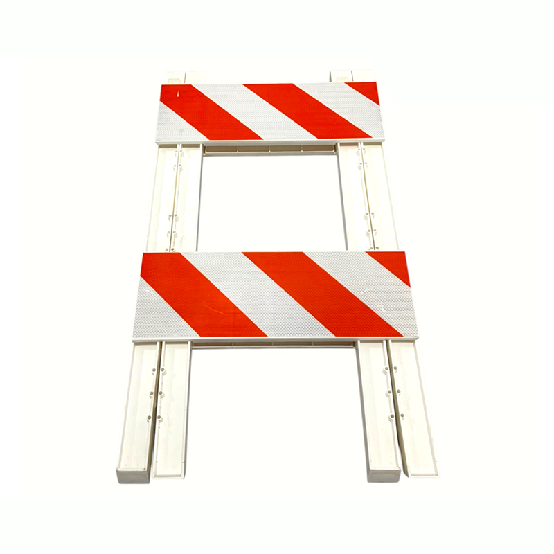 Barricata stradale in plastica con struttura ad A e pannelli riflettenti di livello tecnico