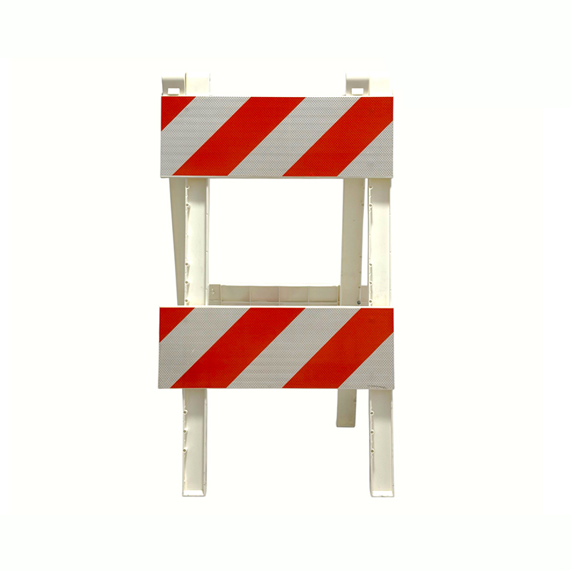 Barricata stradale in plastica con struttura ad A e pannelli riflettenti di livello tecnico Barricata stradale in plastica con struttura ad A e pannelli riflettenti di livello tecnico