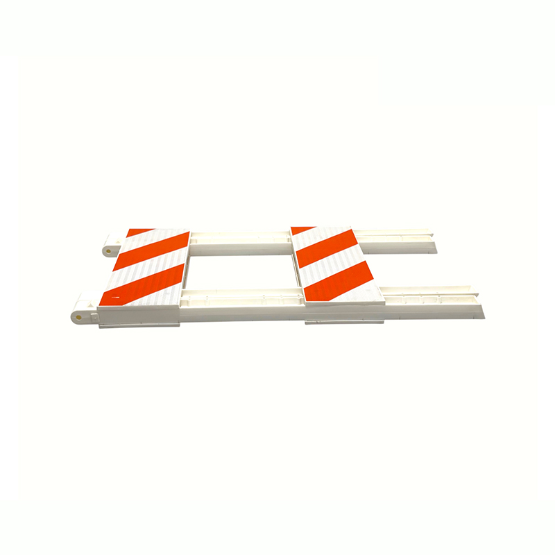Barricata stradale in plastica con struttura ad A e pannelli riflettenti di livello tecnico Barricata stradale in plastica con struttura ad A e pannelli riflettenti di livello tecnico
