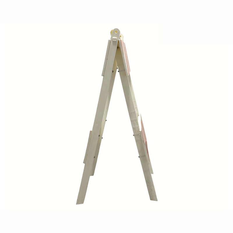 Barricata stradale in plastica con struttura ad A e pannelli riflettenti di livello tecnico Barricata stradale in plastica con struttura ad A e pannelli riflettenti di livello tecnico