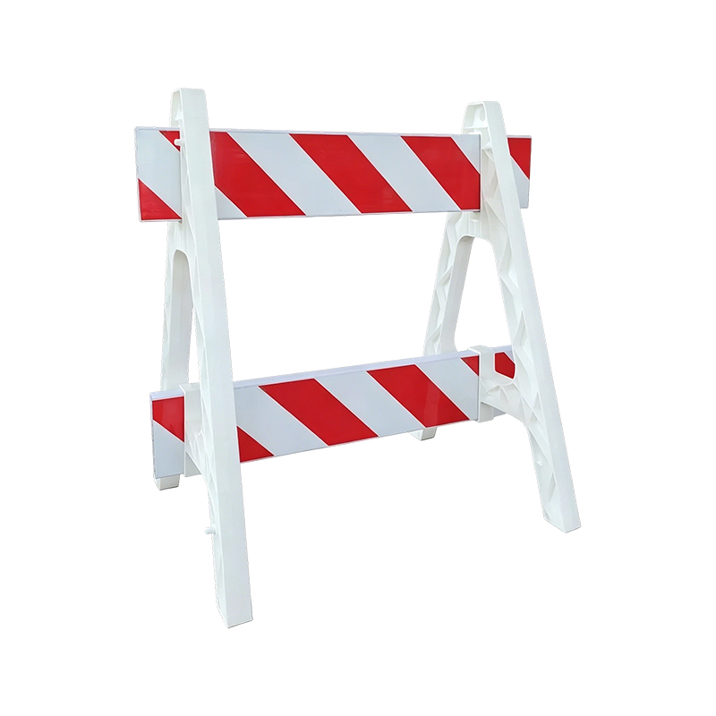 Barricata in plastica con struttura ad A e traverse riflettenti