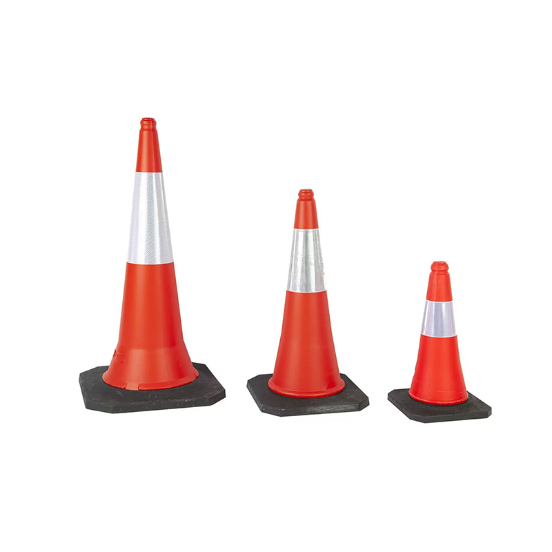 Cono stradale in plastica resistente con base in gomma