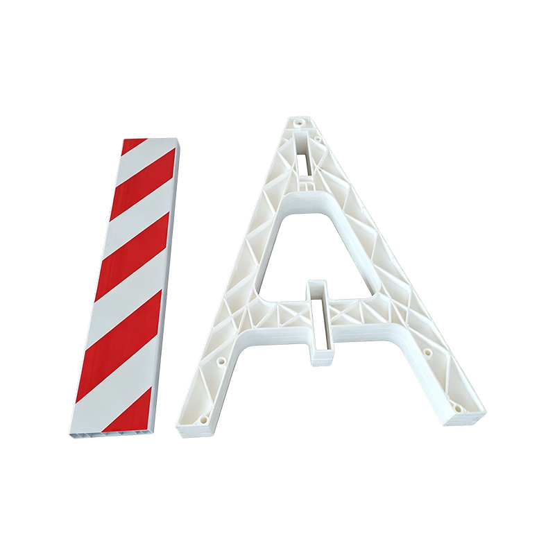 Barricata in plastica con struttura ad A e traverse riflettenti