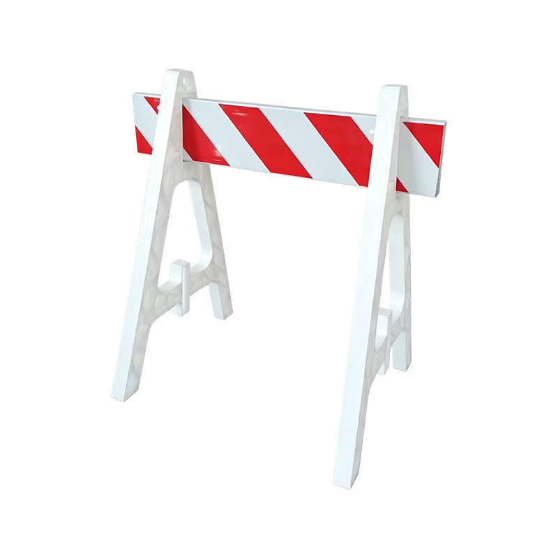 Barricata in plastica con struttura ad A e traverse riflettenti