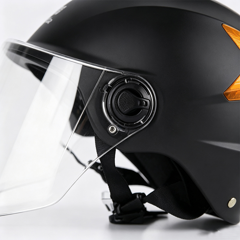 Casco da equitazione utilitario con protezione per gli occhi integrata